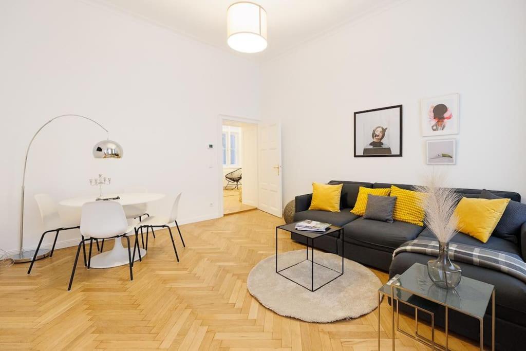 Franz 21 - Typical Viennese Apartment In The Heart Of Відень Екстер'єр фото