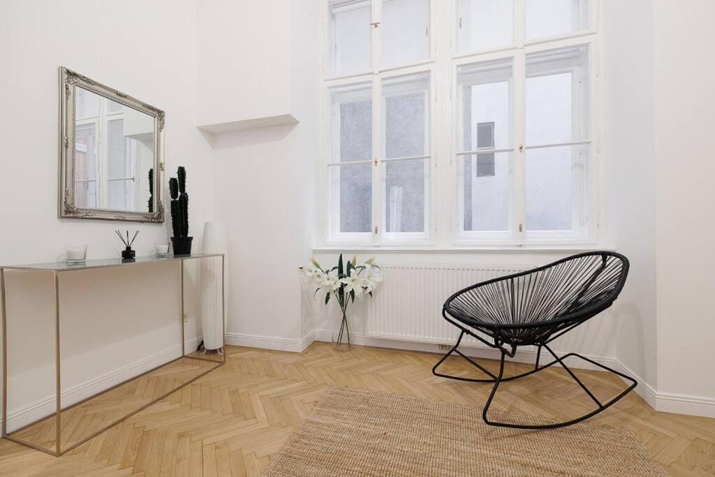 Franz 21 - Typical Viennese Apartment In The Heart Of Відень Екстер'єр фото